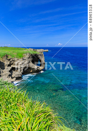 沖縄_真夏の絶景の万座毛 68965318