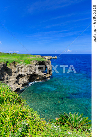 沖縄_真夏の絶景の万座毛 68965319