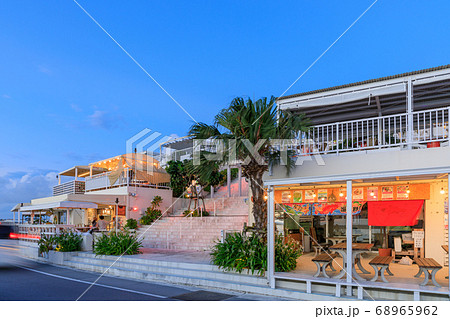 沖縄絶景_瀬長島ウミカジテラスの夜景 68965962