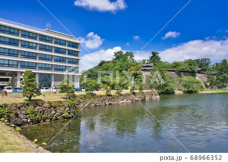 島根県庁本庁舎と松江城 島根県庁本庁舎と松江城 68966352