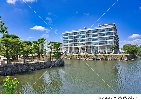 島根県庁本庁舎と内堀 68966357