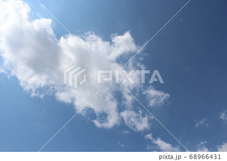 真上を見上げたときの夏の空 真上を見上げたときの夏の空 68966431