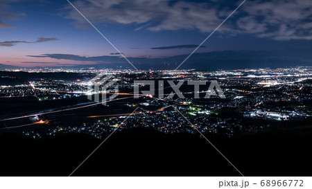 京都府綴喜郡にある万灯呂山展望台から望む都市夜景 68966772