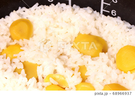 炊きたての栗ごはん 68966937