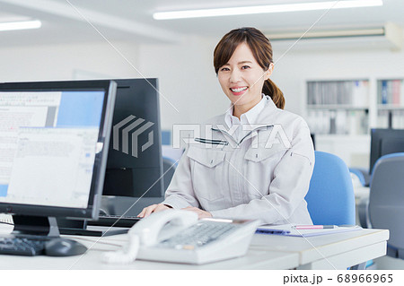 ビジネスウーマン、若い女性、作業着 ビジネスウーマン、若い女性、作業着 68966965