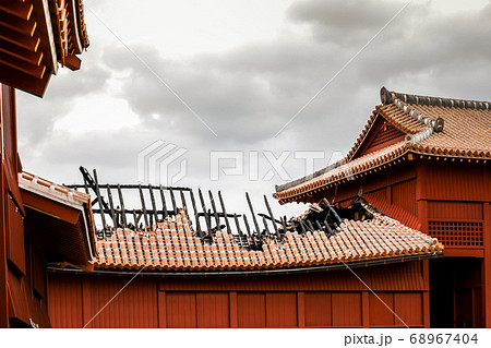火災後の首里城屋根風景 68967404