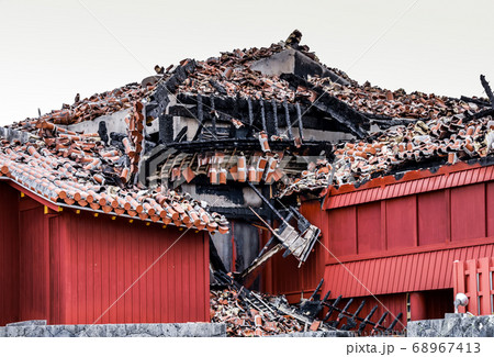 火災後の首里城焼け跡風景 68967413