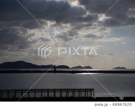 西日差す和歌浦は片男波海水浴場にて 西日差す和歌浦は片男波海水浴場にて 68967620