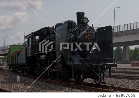 貨物をけん引する蒸気機関車 貨物をけん引する蒸気機関車 68967659