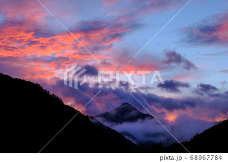 朝焼けの高見山（奈良県吉野郡東吉野村） 68967784