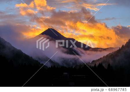 朝焼けの高見山（奈良県吉野郡東吉野村） 68967785