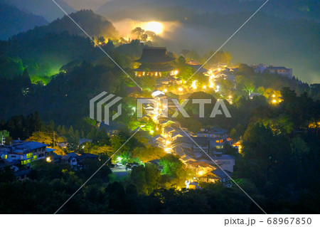 夜明けの吉野山（奈良県吉野郡吉野町） 68967850