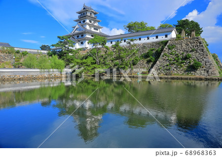 【愛媛県】晴天下の今治城天守閣 【愛媛県】晴天下の今治城天守閣 68968363
