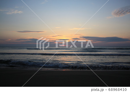 夕陽と砂浜（日本 能登半島） 68968410