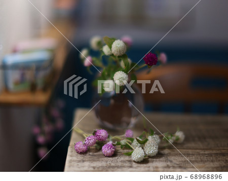 千日紅のあるテーブル 68968896