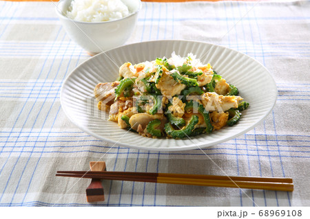 豚バラ肉を使ったゴーヤチャンプルとご飯 68969108