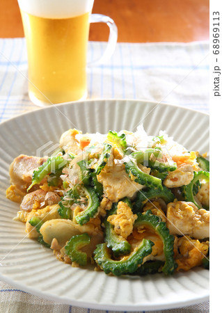 豚バラ肉を使ったゴーヤチャンプルとビール 68969113