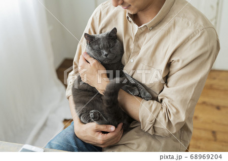 リモートワーク　男性と猫 68969204