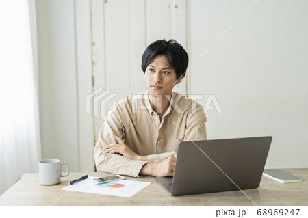 リモートワーク　男性と猫 68969247