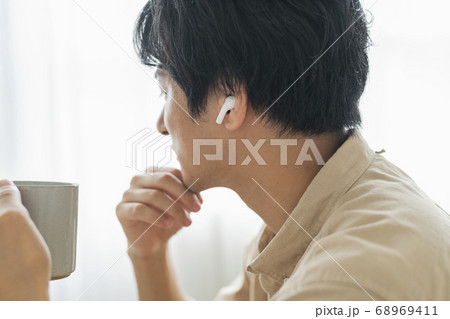 リモートワーク 男性と猫 リモートワーク 男性と猫 68969411