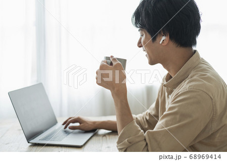 リモートワーク 男性と猫 リモートワーク 男性と猫 68969414