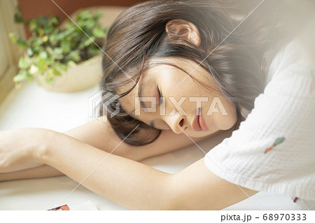 女性　ライフスタイル　モーニング 68970333