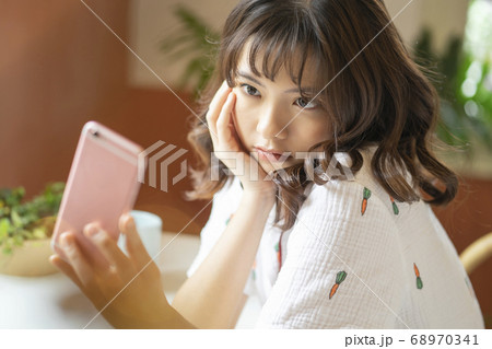 女性　ライフスタイル　モーニング 68970341