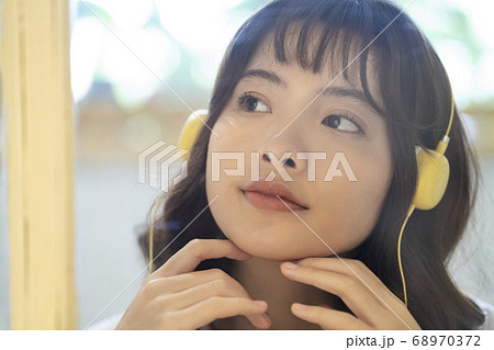 リラックスする女性 68970372