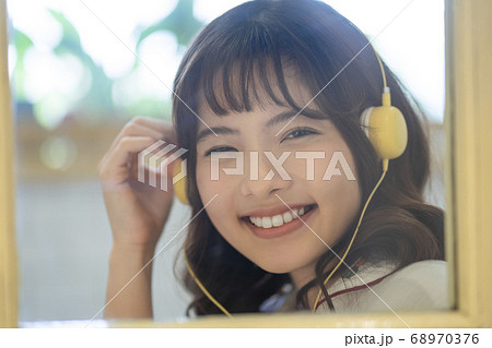リラックスする女性 68970376