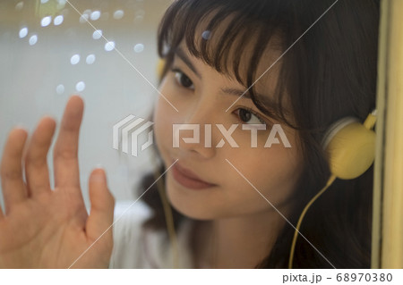 リラックスする女性 68970380