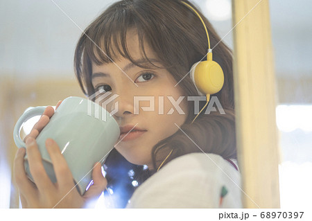 リラックスする女性 リラックスする女性 68970397