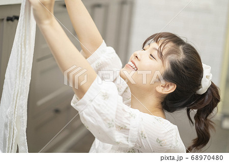 女性　ライフスタイル　家事　洗濯物 68970480