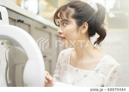 女性 ライフスタイル 家事 洗濯物 女性 ライフスタイル 家事 洗濯物 68970484