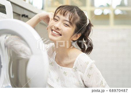 女性　ライフスタイル　家事　洗濯物 68970487