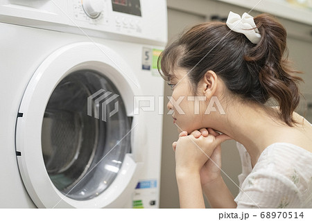 女性　ライフスタイル　家事　洗濯物 68970514