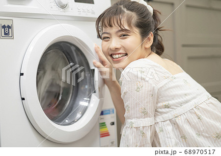 女性　ライフスタイル　家事　洗濯物 68970517