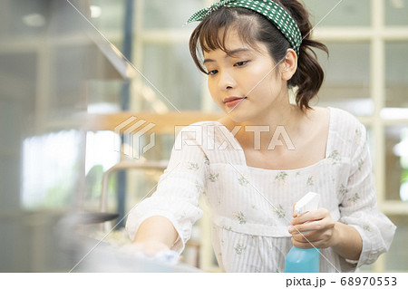 女性 ライフスタイル 家事 掃除 女性 ライフスタイル 家事 掃除 68970553