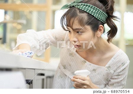 女性　ライフスタイル　家事　掃除 68970554
