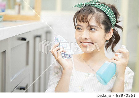 女性 ライフスタイル 家事 掃除 女性 ライフスタイル 家事 掃除 68970561
