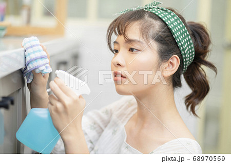 女性　ライフスタイル　家事　掃除 68970569