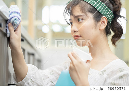 女性 ライフスタイル 家事 掃除 女性 ライフスタイル 家事 掃除 68970571