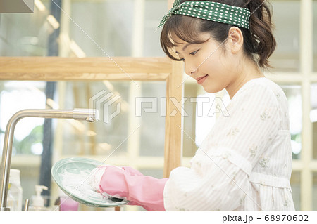女性　ライフスタイル　家事　洗い物 68970602