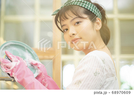 女性 ライフスタイル 家事 洗い物 女性 ライフスタイル 家事 洗い物 68970609