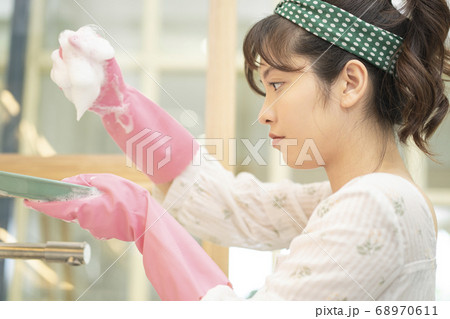 女性 ライフスタイル 家事 洗い物 女性 ライフスタイル 家事 洗い物 68970611