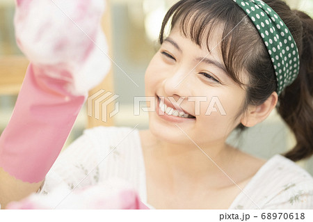 女性　ライフスタイル　家事　洗い物 68970618