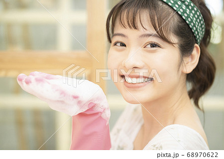 女性　ライフスタイル　家事　洗い物 68970622