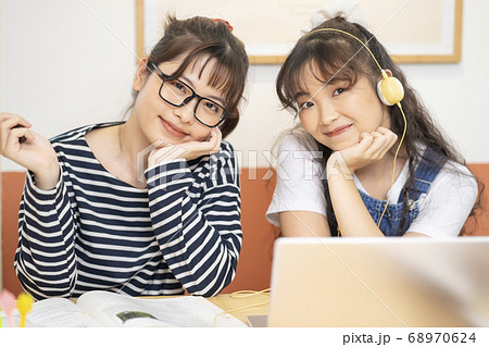 女性　ライフスタイル　学生　勉強 68970624