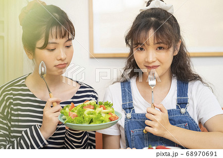 女性 ライフスタイル ポートレート 女性 ライフスタイル ポートレート 68970691