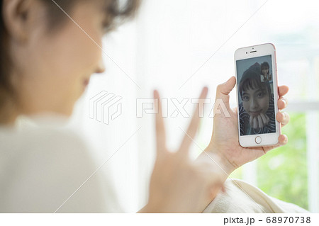 女性　ライフスタイル　電話をかける 68970738