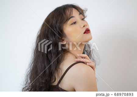 女性 ポートレート 光 女性 ポートレート 光 68970893